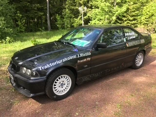 Hopeinen BMW E36, autossa Traktoriurakointi J. Ristilä -teksti, kesäkuu 2019