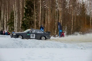 Auto lumipenkan vieressä talvikisassa, helmikuu 2024
