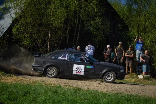 Ikaalinen Spa Ralli, numero 233 näkyy autossa katsojien edessä, toukokuu 2024