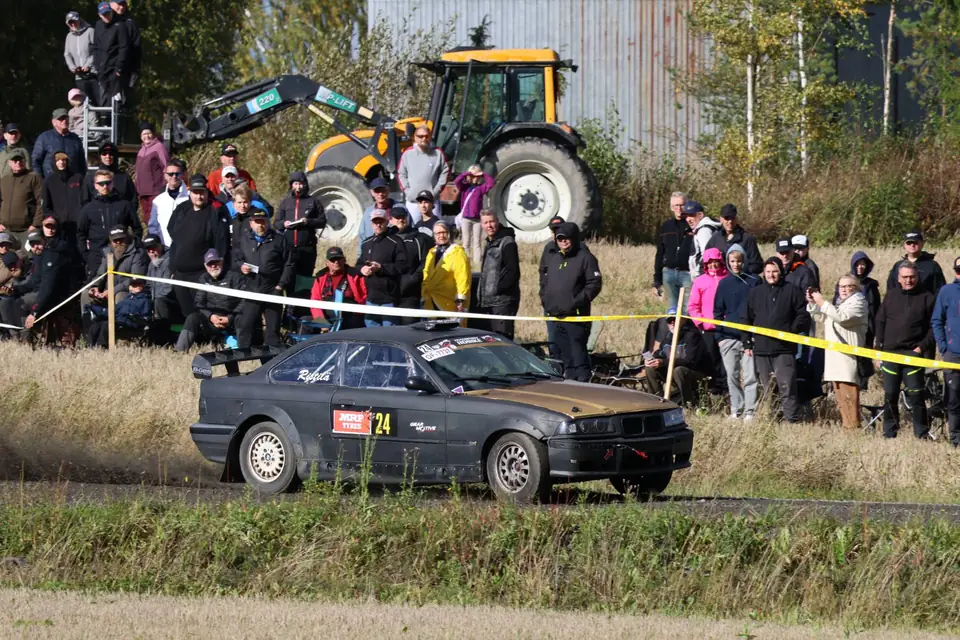 Katsojajoukko seuraa kisaa, numero 24 kulkee rataa pitkin, MRF Tyres SM Sprint 19.9.2026