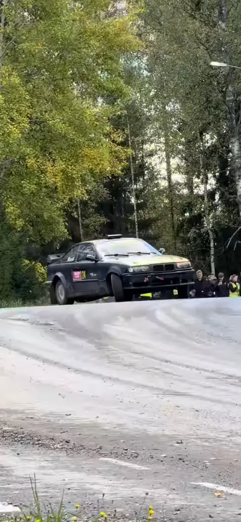 Numero 24 kulkee Ylistaron rallisprintin radalla 19.9.2026, katsojia oikealla